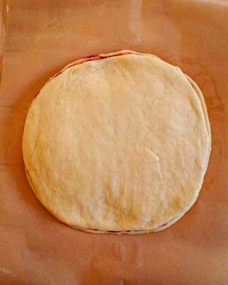 Two layers of sweet dough with raspberry pastry filling and frangipane in between the layers. 